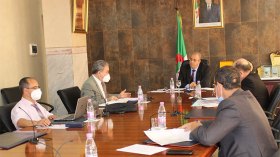 أنتم مسؤولون عن مراقبة كل ما يدخل إلى الجزائر ويخرج منها!”