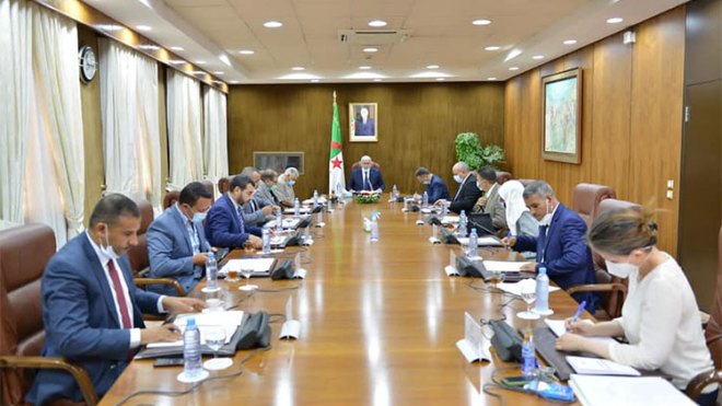 البرلمان يدعو الجزائريين لتفويت الفرصة على أعداء الوطن