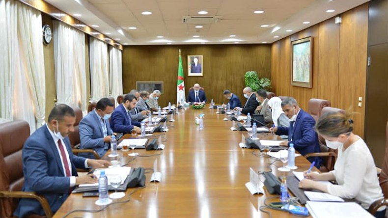 البرلمان يدعو الجزائريين لتفويت الفرصة على أعداء الوطن