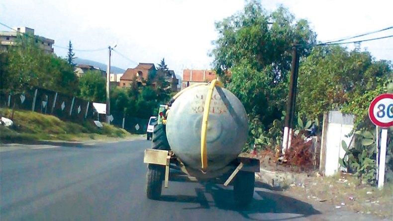 خزانات المياه المتنقلة تهدد صحة الجزائريين بأمراض قاتلة!