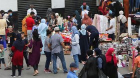 حدائق مزدحمة.. أفراح ومراكز تجارية مفتوحة!