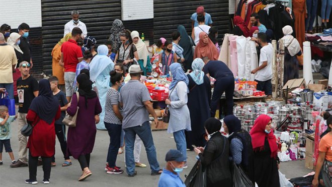 حدائق مزدحمة.. أفراح ومراكز تجارية مفتوحة!