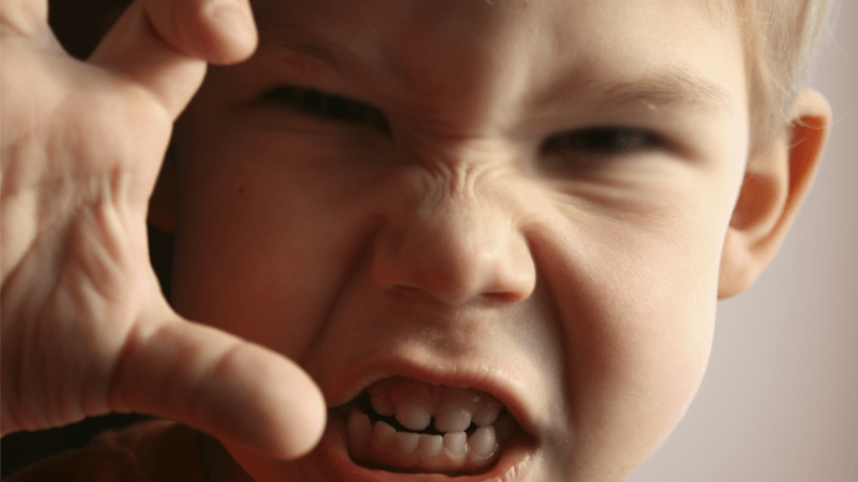 تحذيرات من تلقين الأطفال مشاعر الكره والغضب والإنتقام