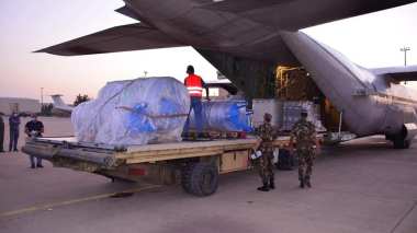 Acheminement de deux générateurs d’oxygène à bord d’un avion de transport militaire