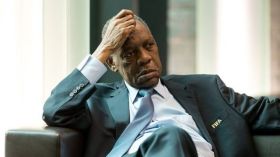 “الفيفا” تُعاقب عيسى حياتو