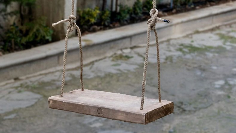 الأرجوحة تتحول من لعبة إلى سلاح يقتل الأطفال