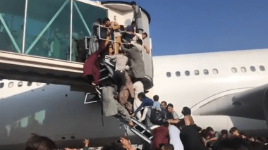 Les Afghans envahissent le tarmac pour quitter le pays