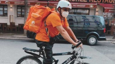 Allemagne: Un ex-ministre afghan accepte un emploi de livreur