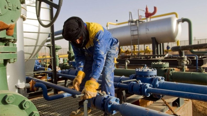 توقعات بارتفاع أسعار النفط الجزائري فوق 72 دولارا