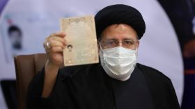 Ebrahim Raïssi intronisé président de l’Iran