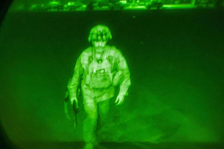 L’image du dernier soldat américain a quitter l’Afghanistan