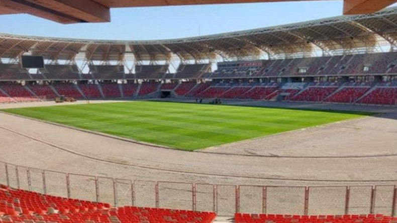 الشروع في تجديد العشب الطبيعي للميدان