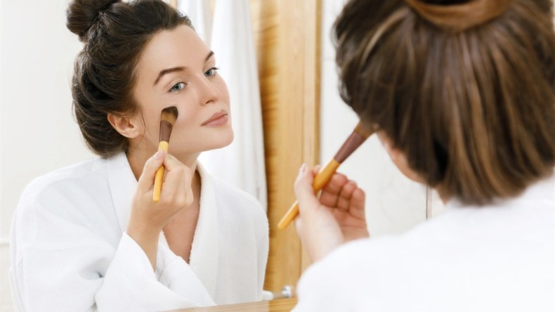 الحواجب البارزة والمكياج الناعم لمظهر طبيعي