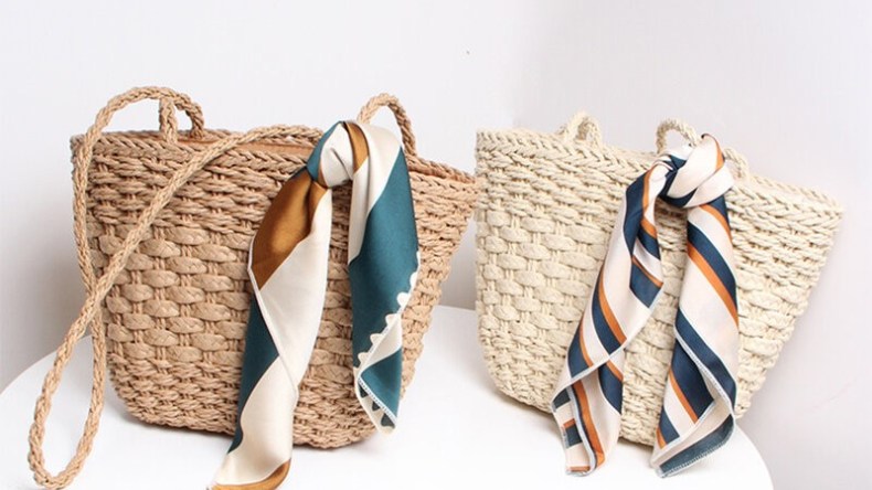 حقائب السلة المصنوعة من القش تخرج من شاطئ البحر إلى الشارع وأماكن العمل