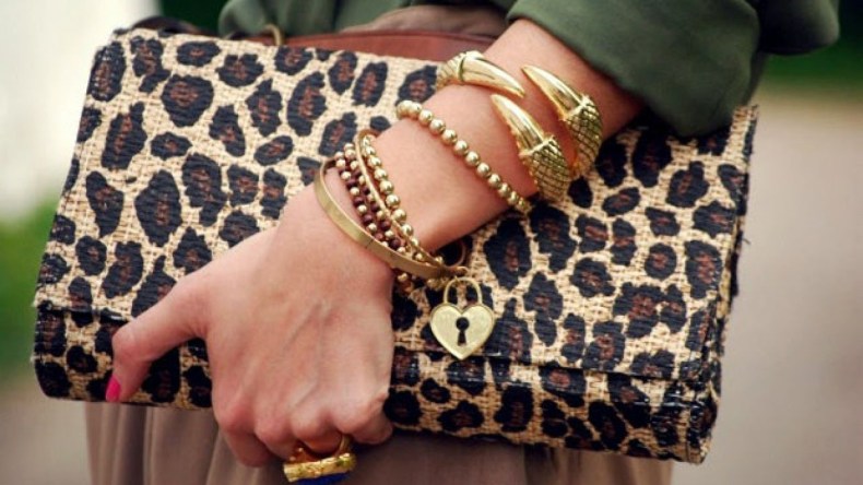 الأحذية والإكسسوارات الذهبية التصميم الذي اتفق حوله الجميع