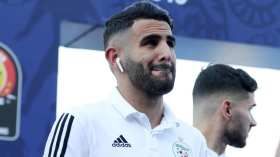 محرز يتعاطف مع ضحايا حرائق ولاية تيزي وزو