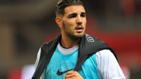 الجزائريون يعودون لمهاجمة ديلور من الملاعب الفرنسية