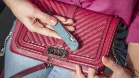 نساء يحملن أدوات حادة في حقيبة اليد في ظل تزايد ظاهرة الاعتداء عليهن