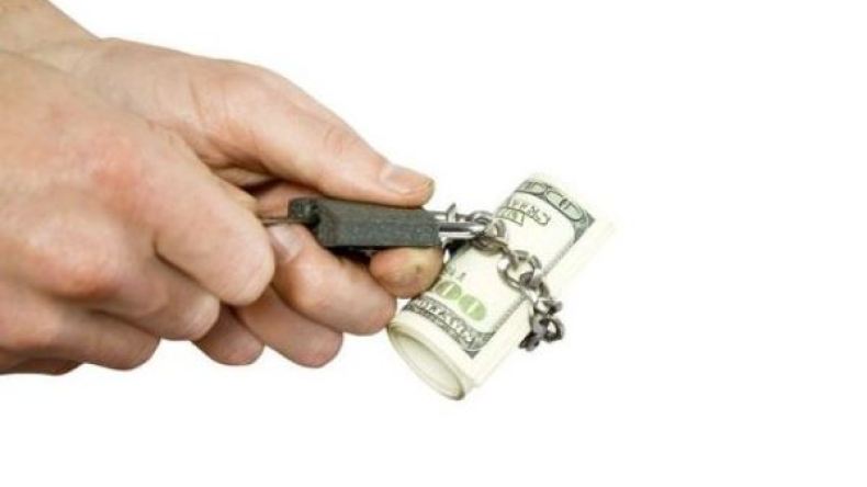 6 خطوات لتنزعي يد زوجك من عنقه!