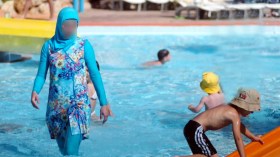 منع البوركيني في مسابح بعض الفنادق يعود ليشعل جدلا ساخنا