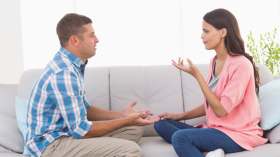 سيدات يشتكين ثرثرة وسطحية أزواجهن.. اهتمام أم إزعاج!