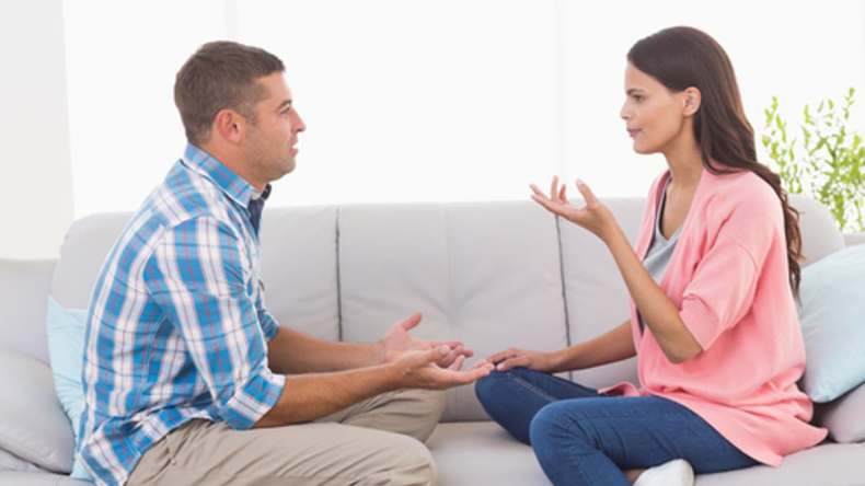 سيدات يشتكين ثرثرة وسطحية أزواجهن.. اهتمام أم إزعاج!