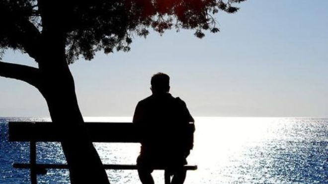أزواج يحتفظون بثياب وخصلات شعر زوجاتهم المتوفيات!