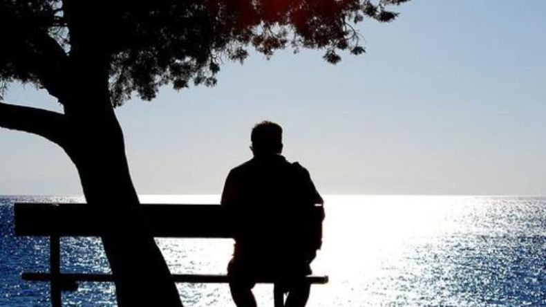 أزواج يحتفظون بثياب وخصلات شعر زوجاتهم المتوفيات!