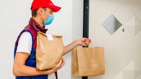 سيدات يستقلن من المطبخ بفضل خدمة توزيع الطعام