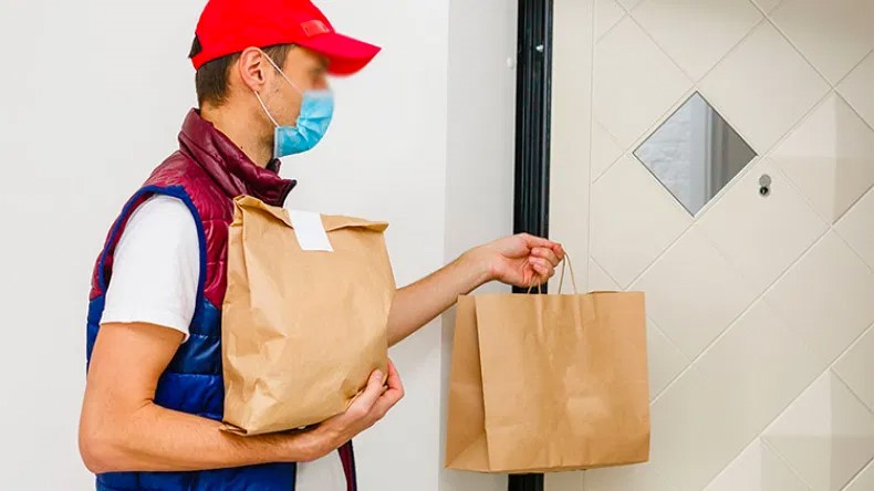 سيدات يستقلن من المطبخ بفضل خدمة توزيع الطعام