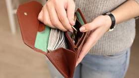 “لقب زوجة” يدفع زوجات للتنازل على رواتبهن للأزواج!