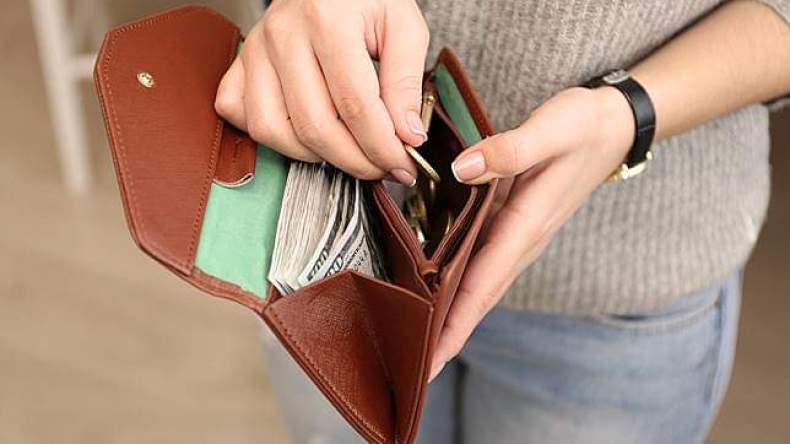 “لقب زوجة” يدفع زوجات للتنازل على رواتبهن للأزواج!