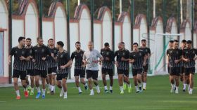 لاعبو “الخضر” يصلون تباعا والأمور الجدية تنطلق..