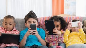 الهواتف تسرق الأطفال من طفولتهم وتسبّب لهم الإدمان!