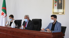 بن باحمد يجتمع بالمتعاملين الصيدلانيين..وهذا ما أمر به!