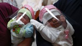 مختصون: تسجيل وفاتين و12 إصابة بفيروس كورونا لدى حديثي الولادة بسطيف
