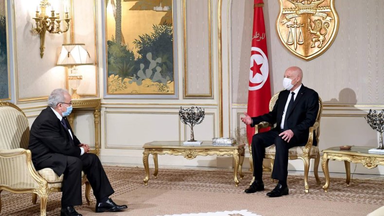 لعمامرة يلتقي قيس سعيد ويبلغه رسالة من الرئيس تبون