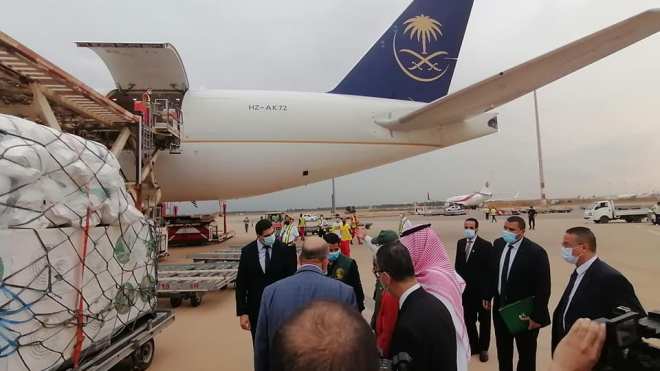 بعد الحرائق الأخيرة.. شحنة ثانية من المساعدات السعودية تصل إلى الجزائر
