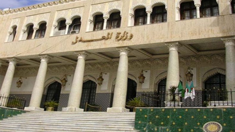 مسودة المشروع التمهيدي لتشكيل المجلس الأعلى للقضاء على طاولة وزير العدل