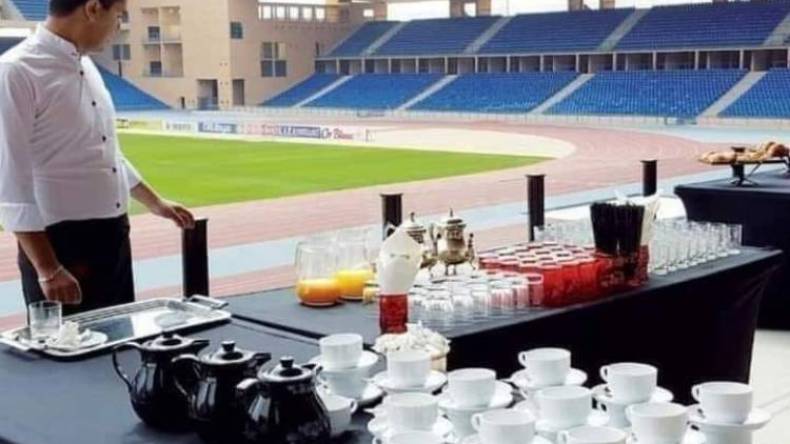 ذباب المخزن المغربي يحاول إحراج الجزائريين بصورة استقبال قديمة في ملعب مراكش