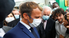 شاب فرنسي يرشق ماكرون بالبيض