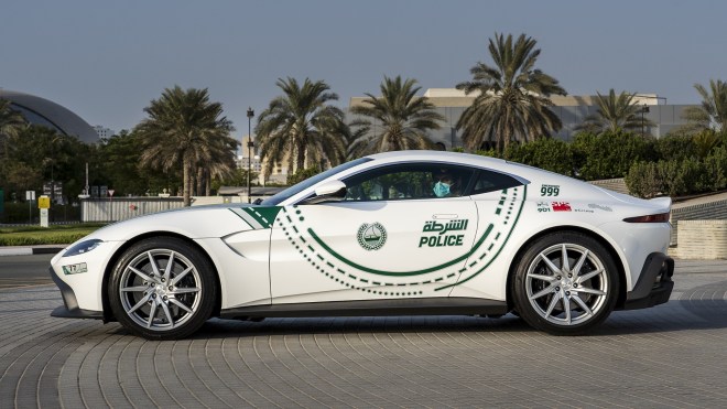شرطة دبي تضم سيارة أستون مارتن فانتاج الخارقة