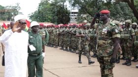  قائد انقلاب غينيا.. ضابط شاب عمل في الجيشين الفرنسي والاسرائيلي ومتزوج من فرنسية