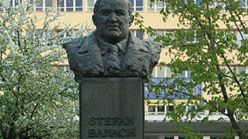 يحتفلون… بذكرى نَيْله الدكتوراه!