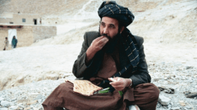 أفغانستان: هل صورة رئيس حكومة طالبان وهو يأكل الرغيف والبصل حقيقية؟