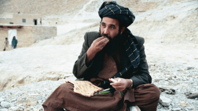 أفغانستان: هل صورة رئيس حكومة طالبان وهو يأكل الرغيف والبصل حقيقية؟