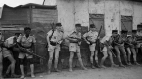 جنديّ فرنسيّ يختبئ وراء جنديّ إفريقي