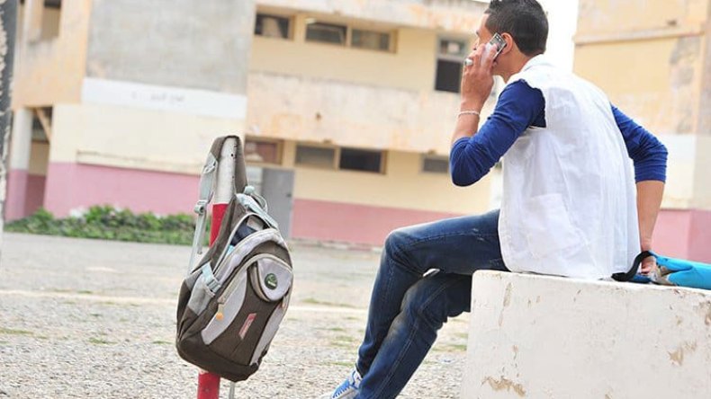 حرب على الملابس الفاضحة والتسريحات الغريبة في المدارس!