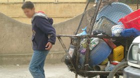 تلاميذ يمارسون أشغالا شاقة لاقتناء الأدوات المدرسية