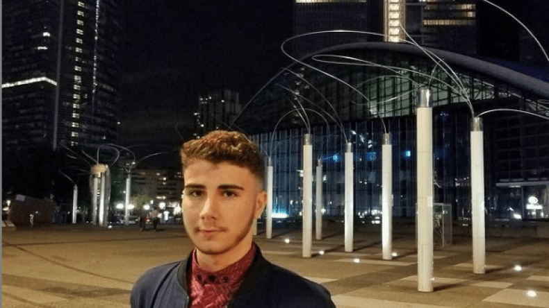 بالصور.. أحد نوابغ البكالوريا يغادر الجزائر لاستكمال الدراسة بفرنسا